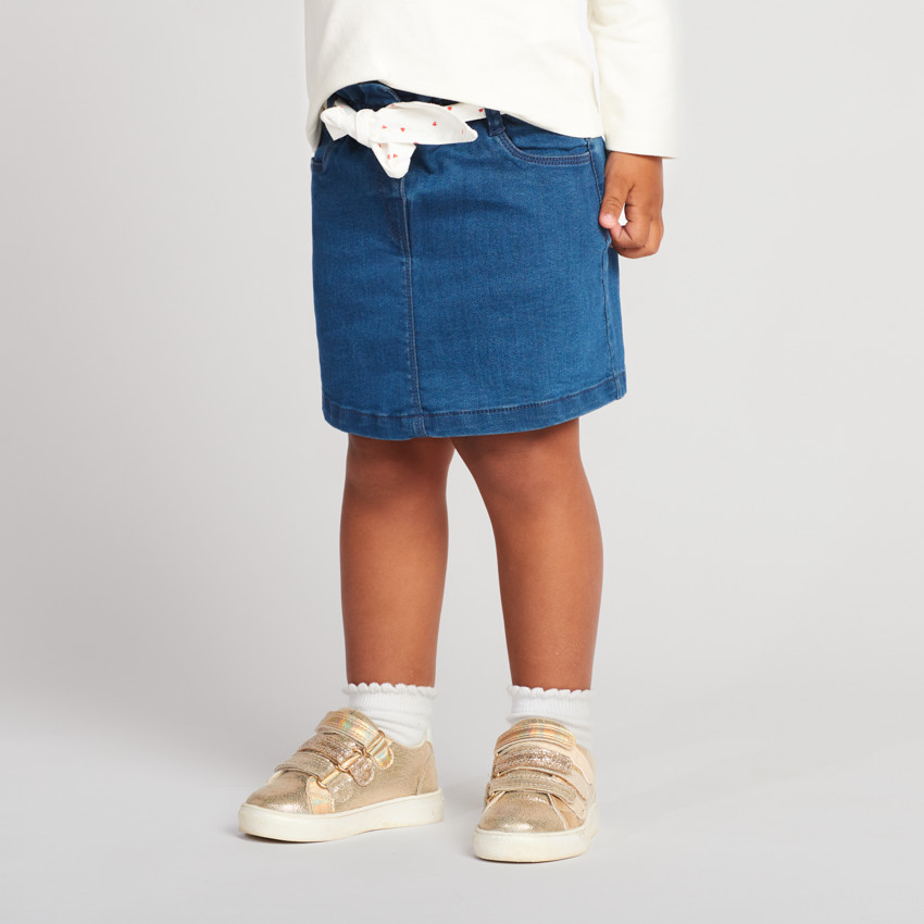 Korte jeanslookrok met stofriem om te knopen voor babymeisje 