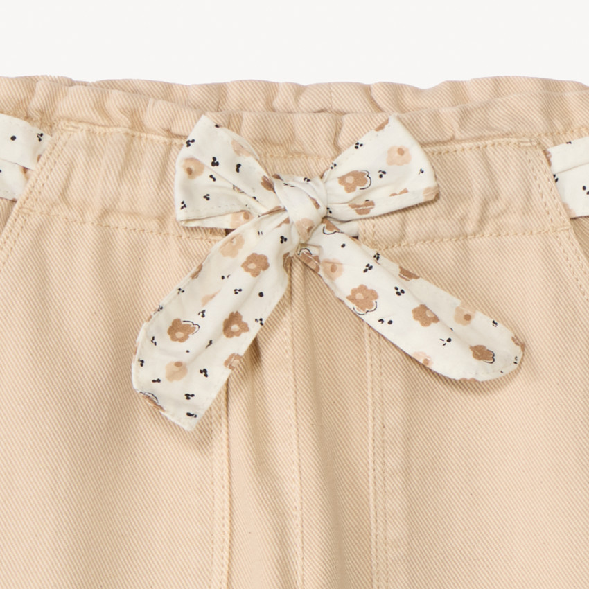 Jean droit avec ceinture fleurie pour bébé fille 