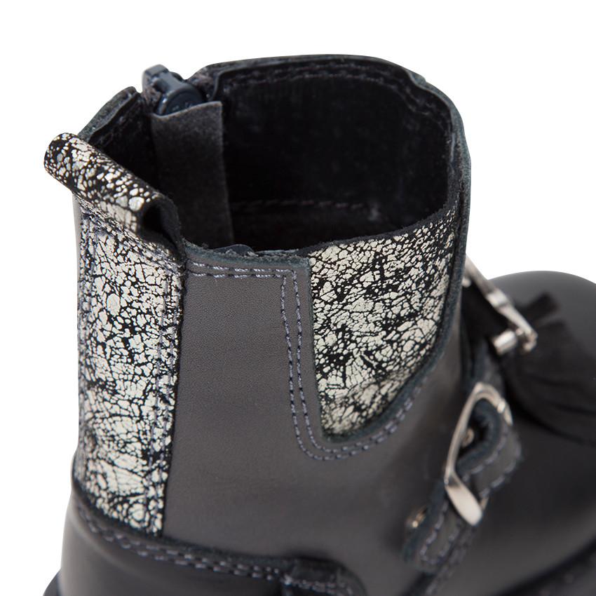 Zwarte lederen laarsjes met gesp en frankjes en decoratieve inzetstukken 