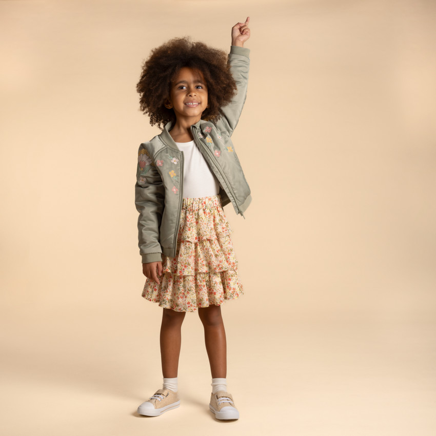 Meisjes bomberjack in satijnen stof met geborduurde details 