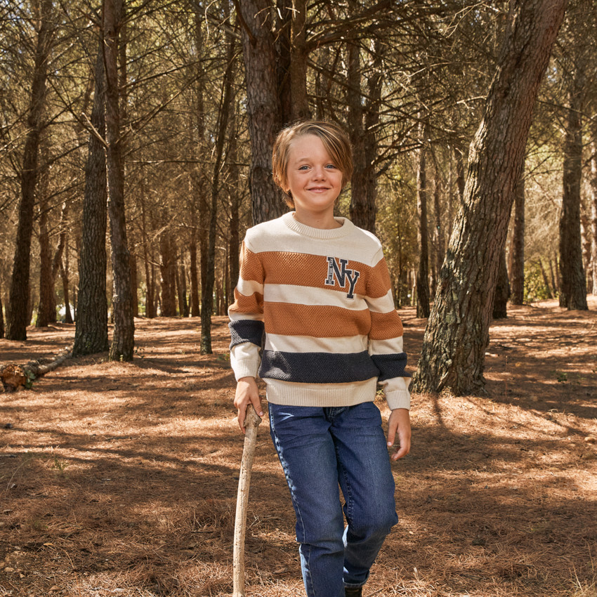 Gebreide fantasietrui met brede strepen en patch voor jongens 