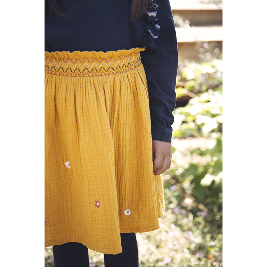 Gele rok met bloemen voor meisjes. 