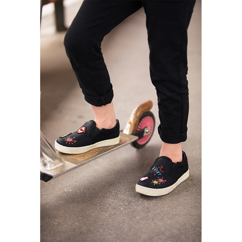 Lage sneakers met fantasiepatches van maat 24 tot 27 