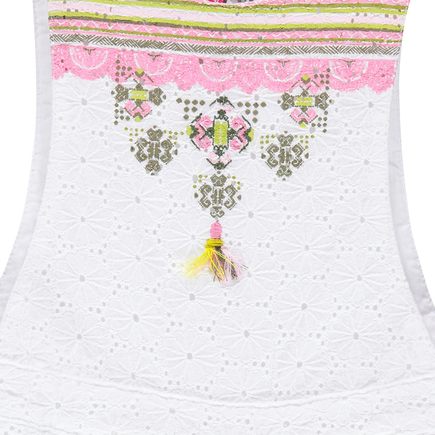 Korte tuinbroek van Engels borduurwerk met etnisch motief aan de voorzijde 