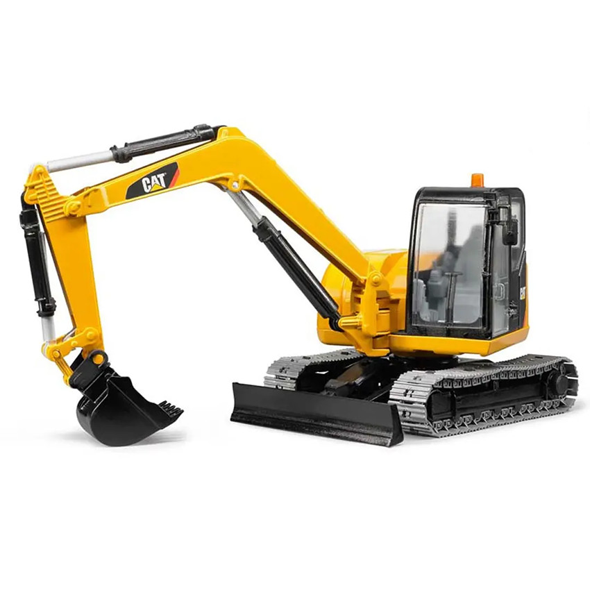 Camion de transport man avec plateforme et mini pelleteuse Caterpillar 