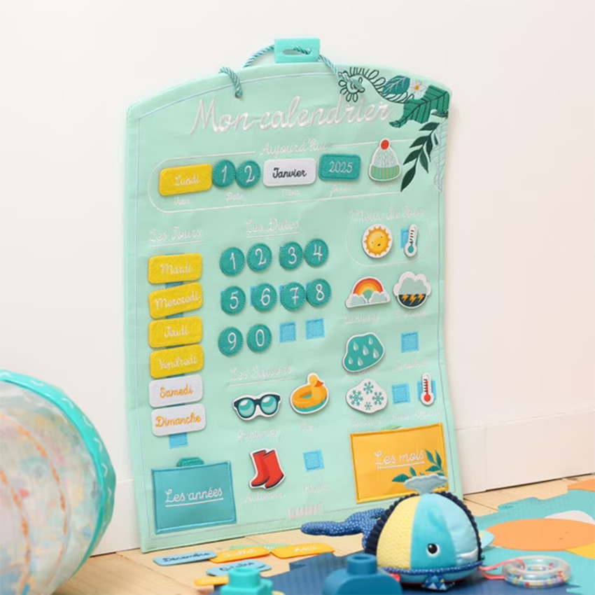 Calendrier ludique en tissu amande 