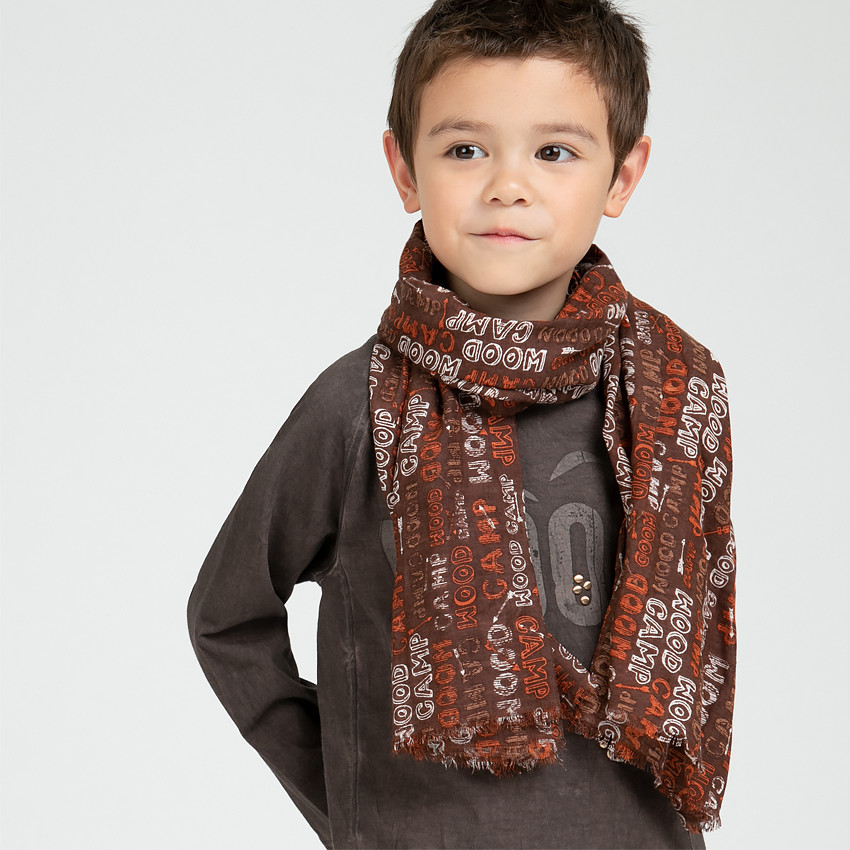 Sjaaltje van viscosevoile met contrasterende tekst "all-over" 