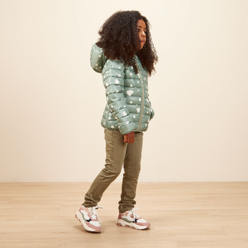 Doudoune légère à capuche imprimé cœurs pour fille 