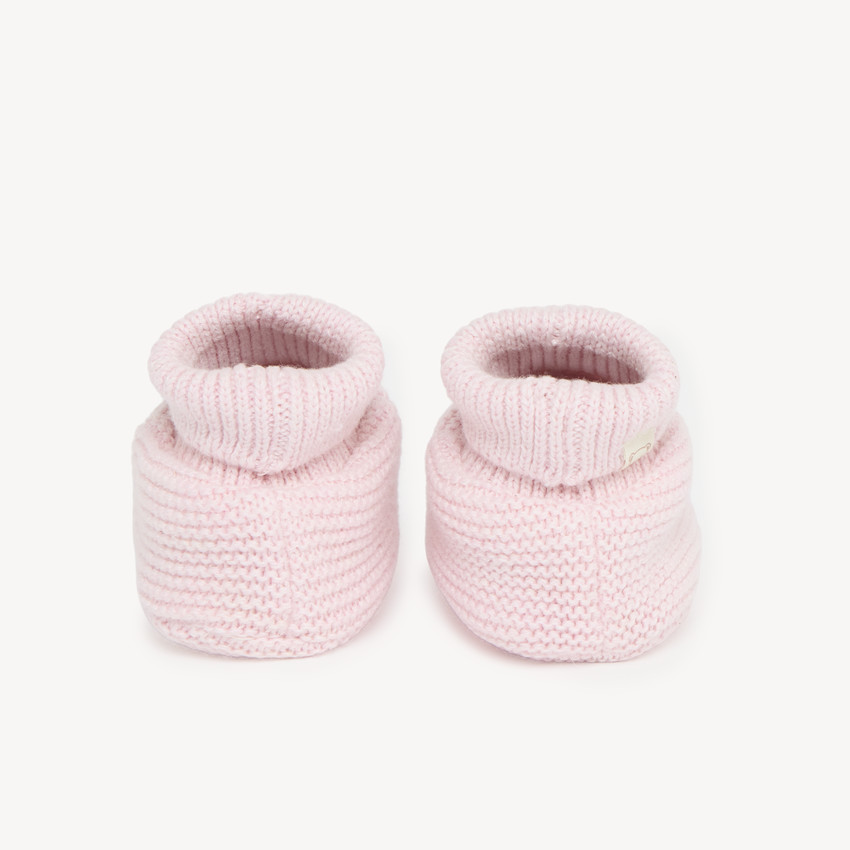 Een paar effen gebreide babyslofjes voor meisjes 