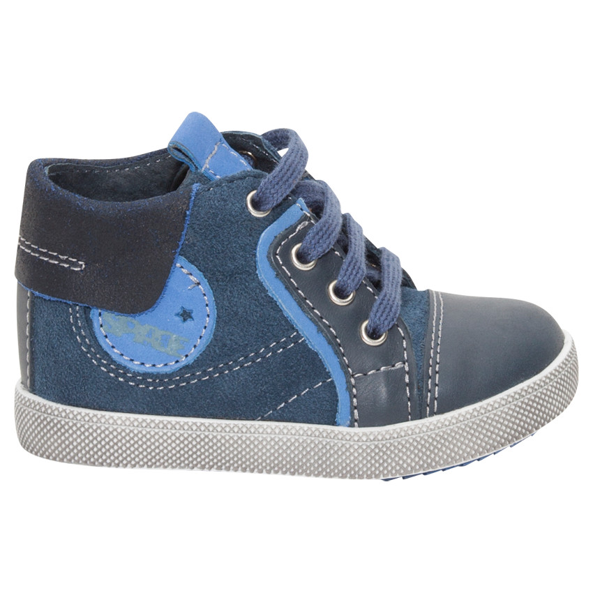 Lederen veterlaarsjes met gestikte patch op de zijkant 