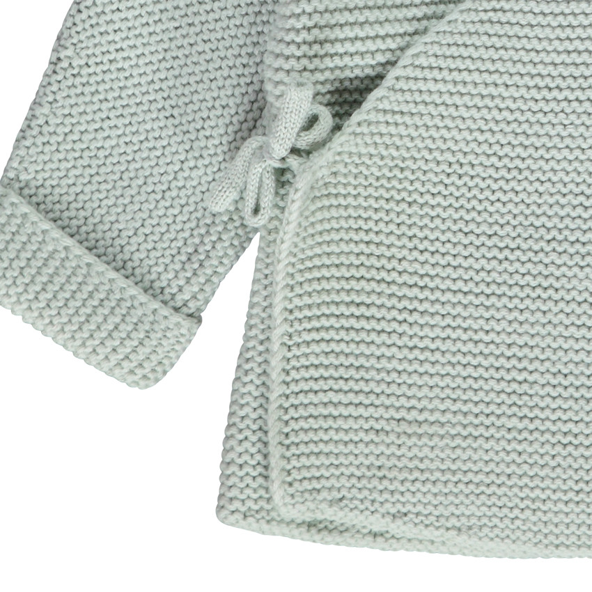 Gilet en tricot point mousse effet cache-coeur pour bébé 