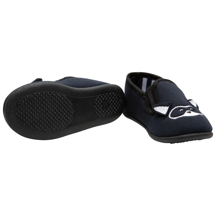 Lage pantoffels met geborduurde wasbeer 