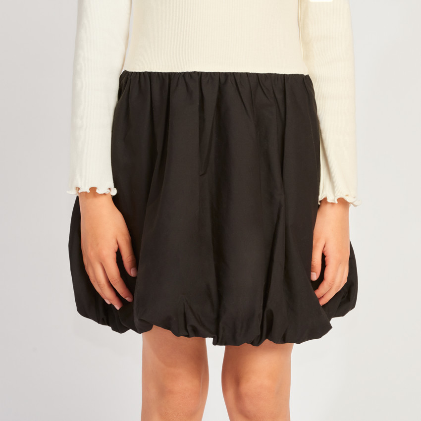 Meisjesjurk met lange mouwen, van twee stoffen, met een bolvormig effect. 