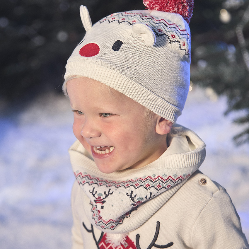 Muts en snood gebreid voor kerst voor baby