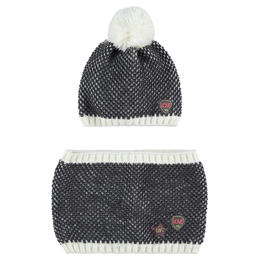 Junior - Ensemble met muts en sjaal van gedraaide tricot met badges 