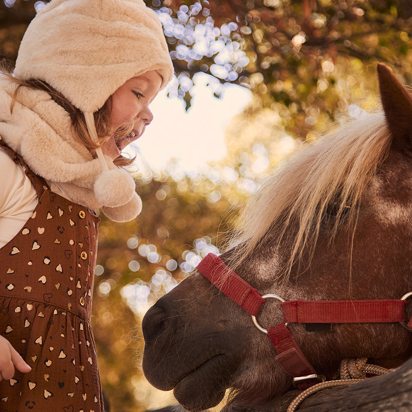 Muts met snood en wanten voor baby meisje 