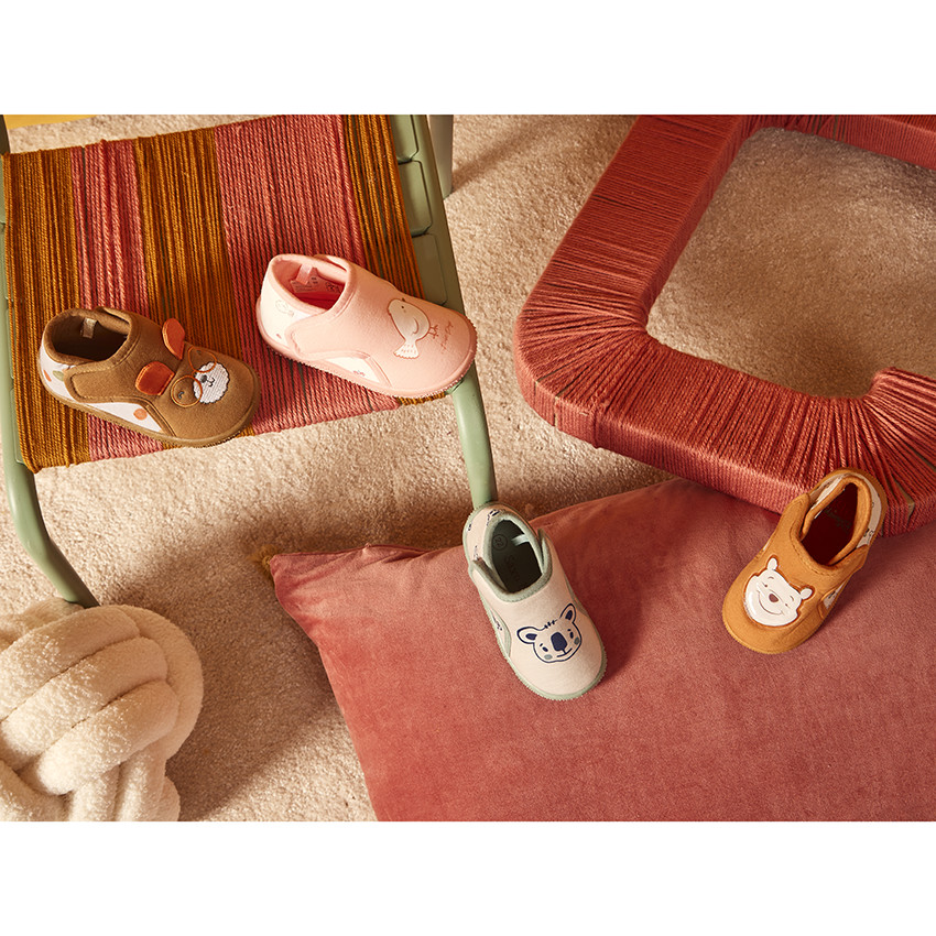 Pantoffels vorm laarsjes met scratch bedrukt met koala