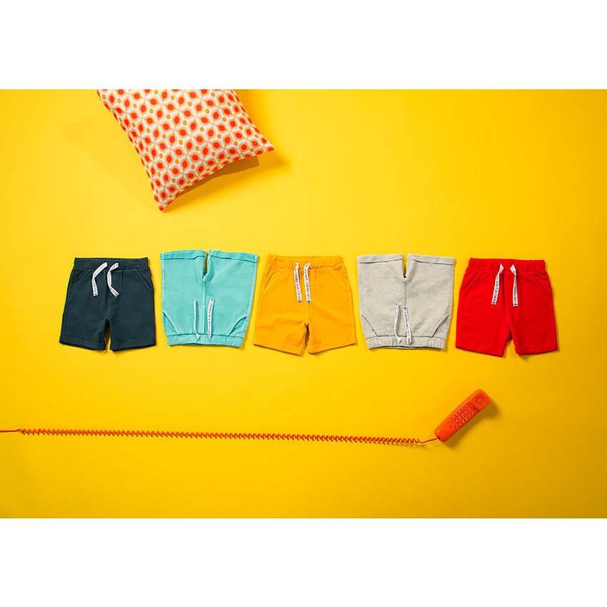 Bermuda in effen fleece met bedrukte koorden voor baby jongen 