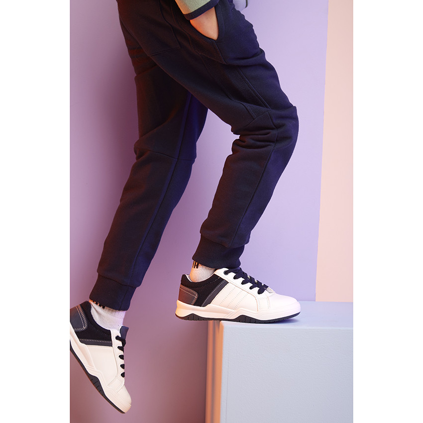 Lage sneakers met veters en inzetten voor jongens 