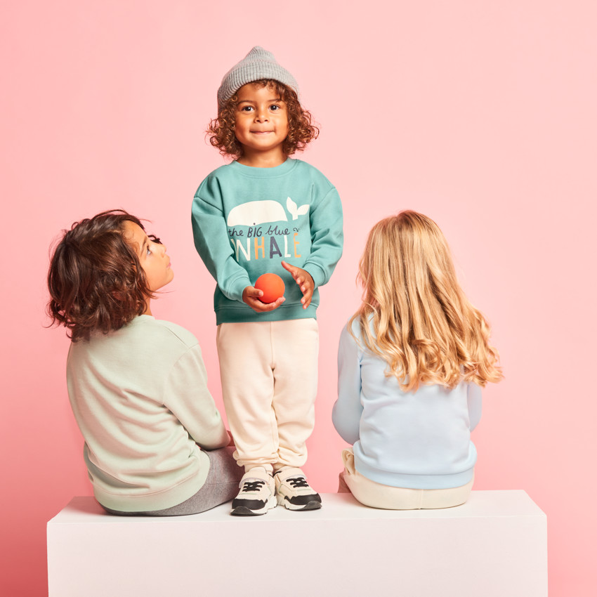 Oversized gebreid sweatshirt met print voor jongens. 