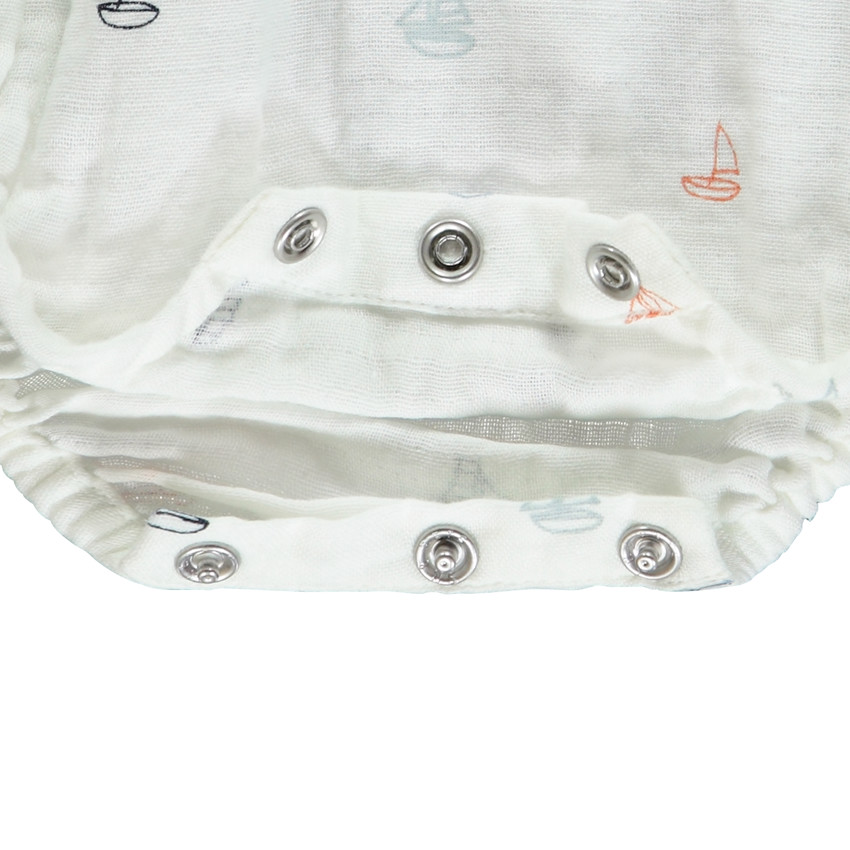 Romper met zeilbootjes en een zeemanskraag voor baby jongen 