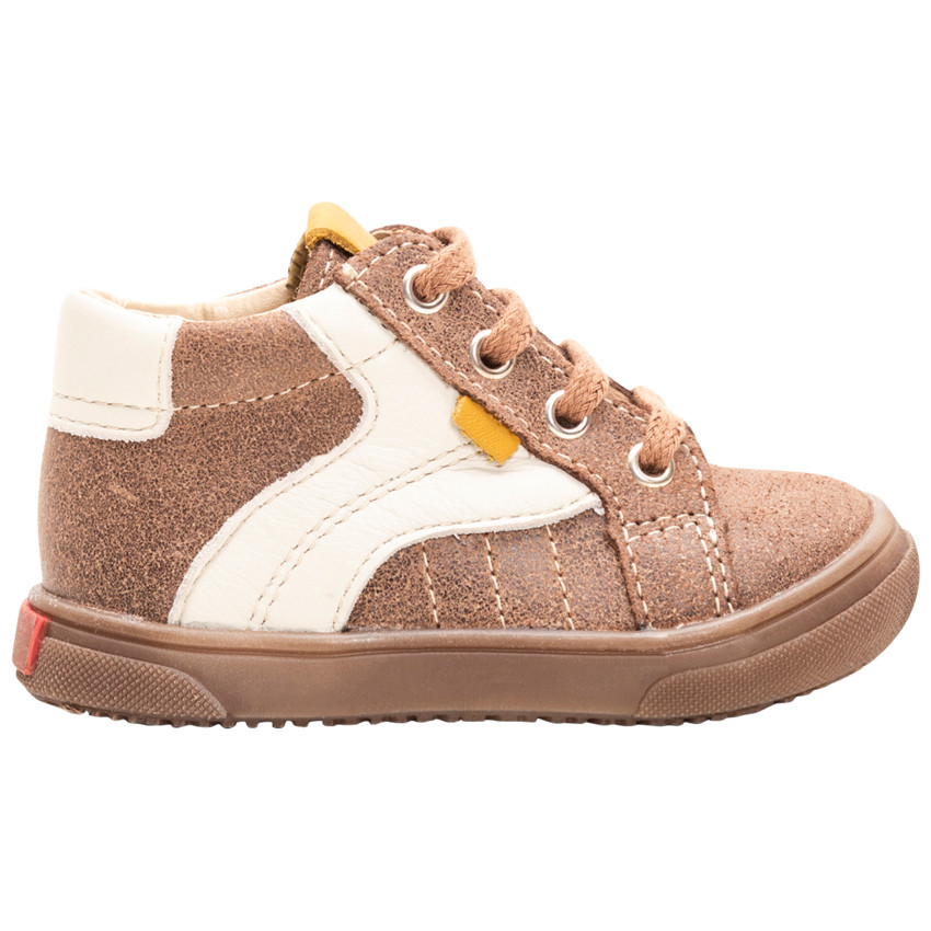 Contrasterende, lederen laarsjes met veters  