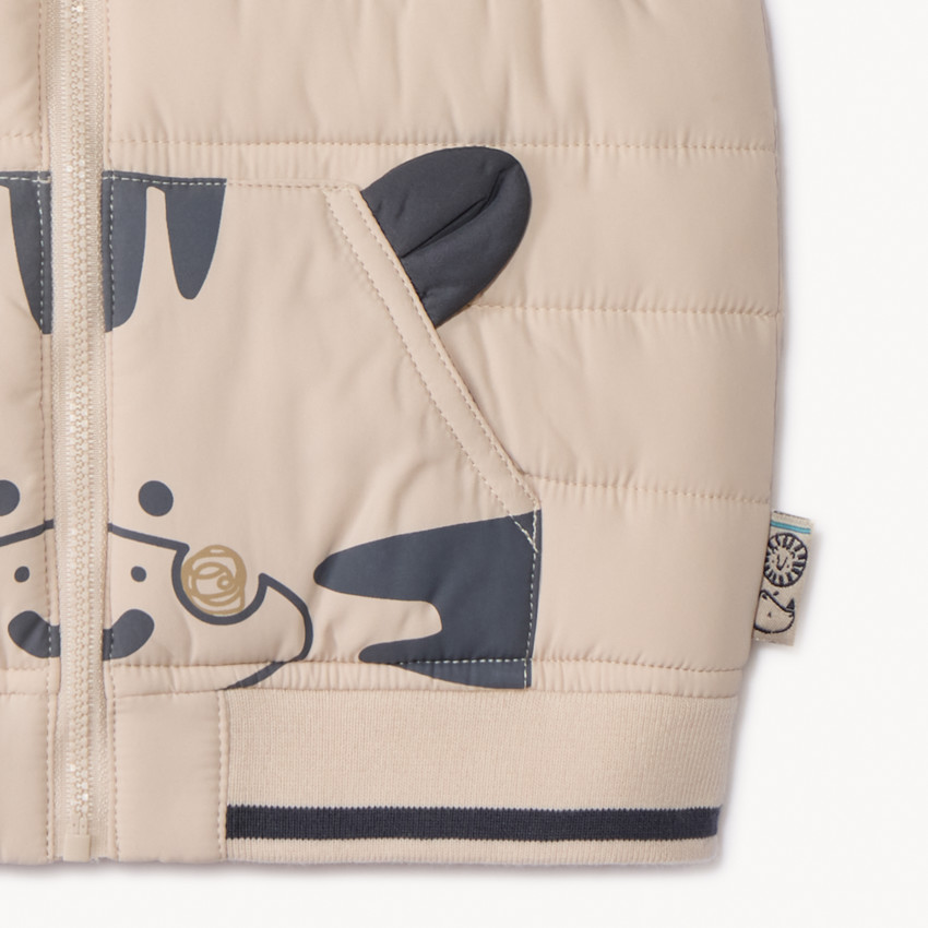 Mouwloze speelse donsjas in twee materialen voor babyjongens 