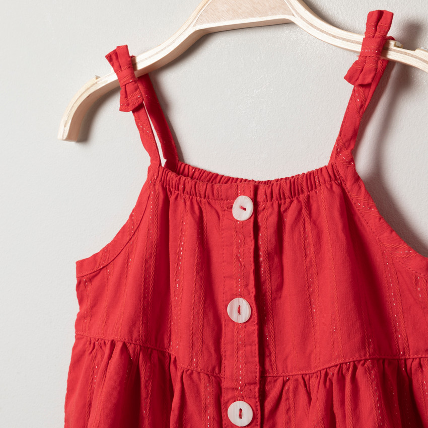 Robe rouge à bretelles et fines rayures brillantes 