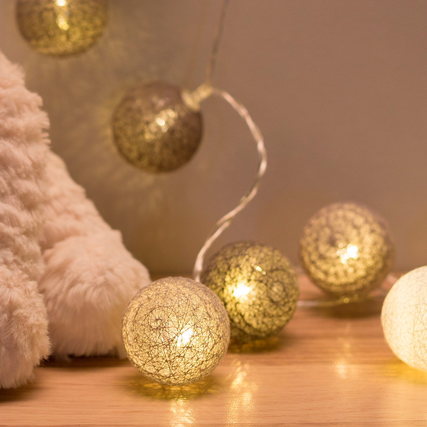 Guirlande lumineuse à leds avec boules contrastées 