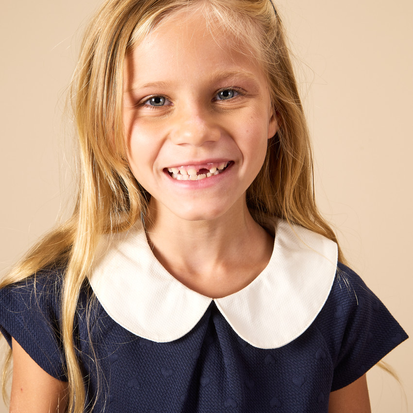 Korte mouwen jurk met reliëfharten en Claudine kraag voor meisjes 