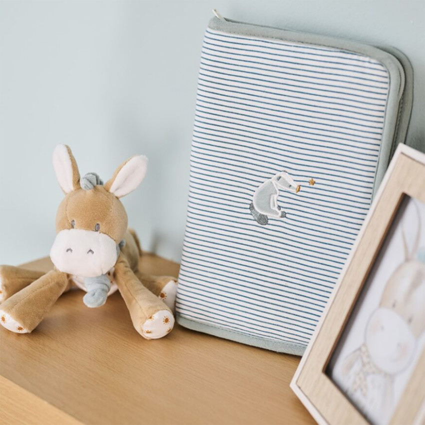 Protège carnet de santé broderie animale à rayures  