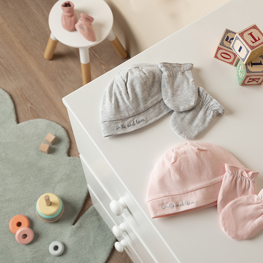 Roze fluwelen pantoffels met geborduurd opschrift 