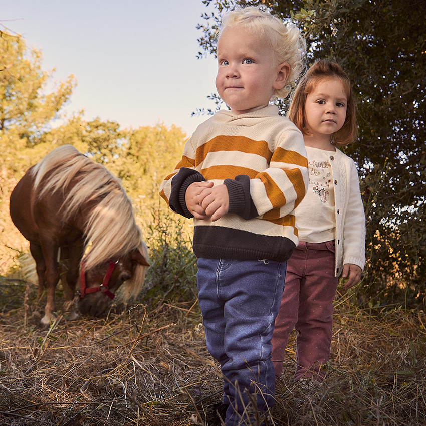 Gilet en tricot torsadé fantaisie forme poncho pour bébé fille 
