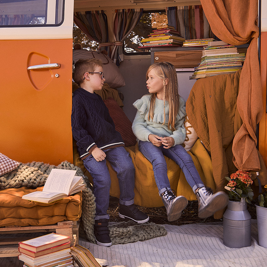 Pull en tricot uni effet torsadé avec liseré coloré pour garçon  