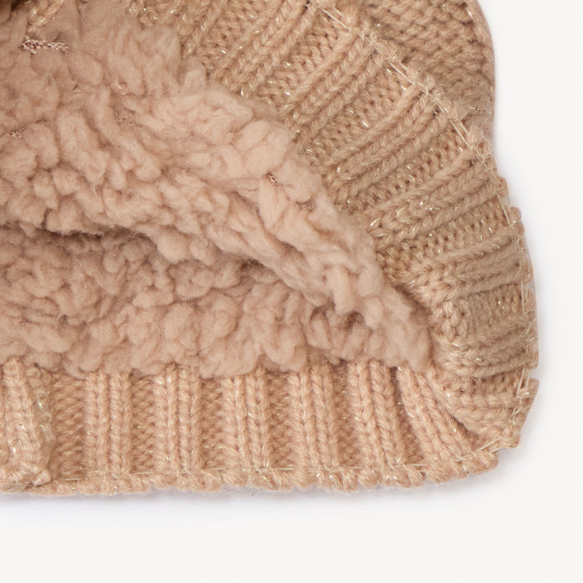 Bonnet pompon en tricot pour bébé fille 