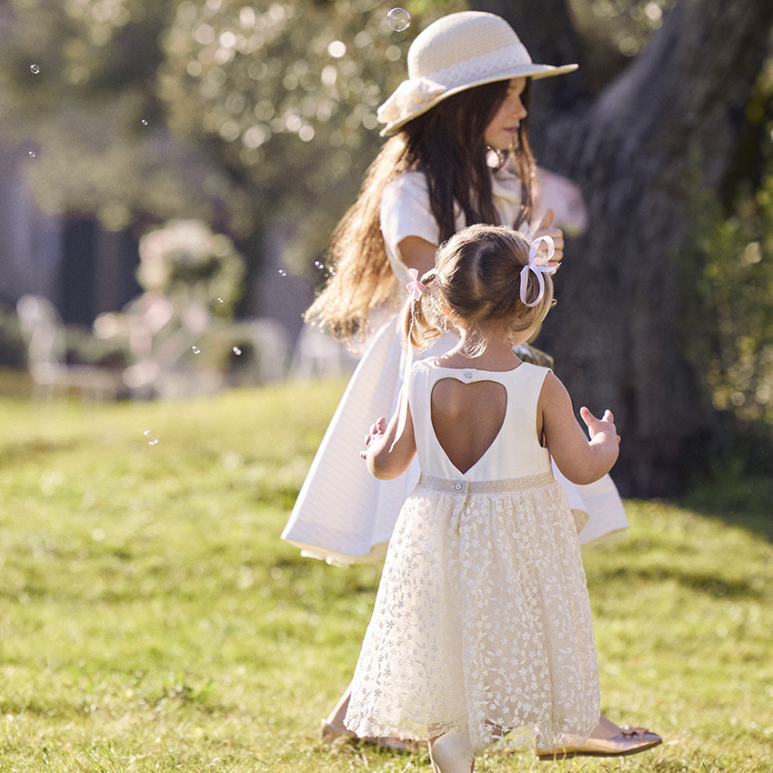 Ceremoniejurk met twee materialen en hartvormige uitsnijding voor meisjes 