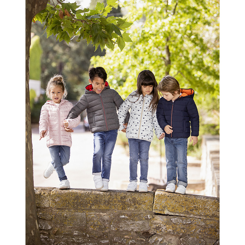 Dunne gewatteerde donsjas met draagtas, voor jongens. 