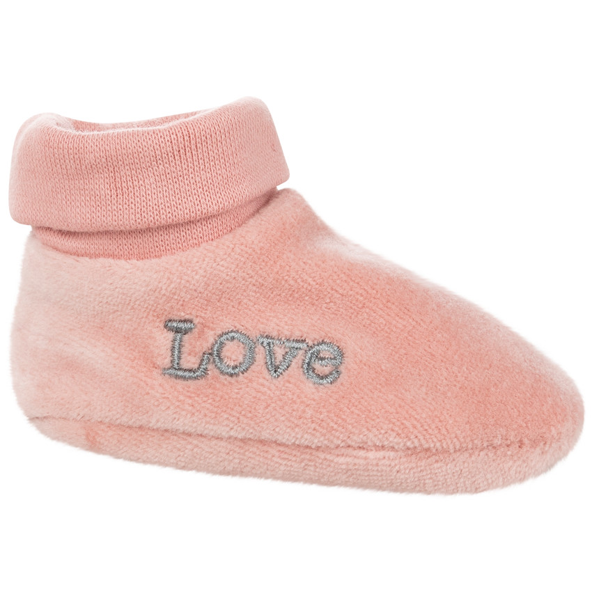 Roze fluwelen pantoffels met geborduurd opschrift 