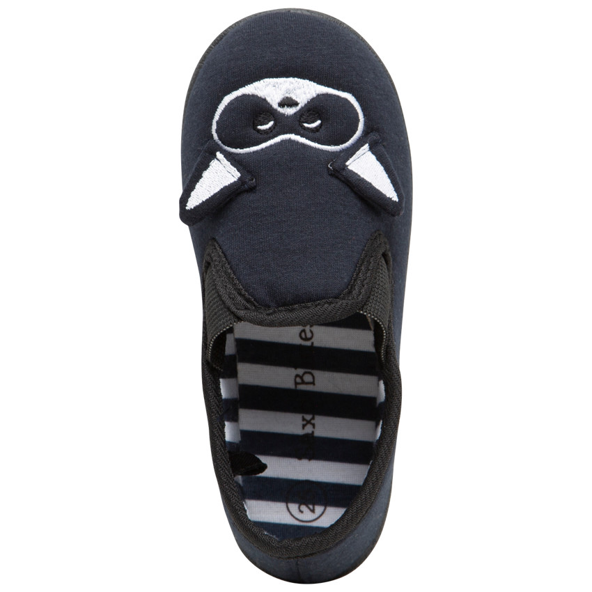 Lage pantoffels met geborduurde wasbeer 