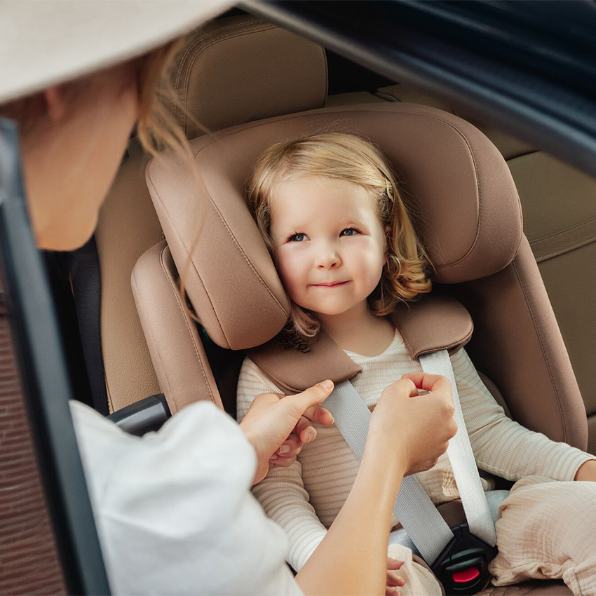 Siege-auto i-Size Advansafix Pro Classic deep black 