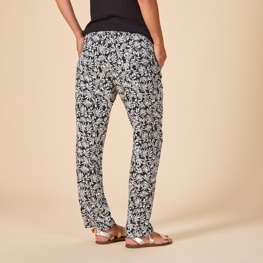 Vrouwelijke broek met bloemenprint en ceintuur 