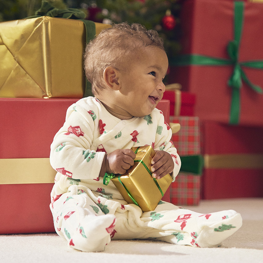 Pyjama in fluweel met kerstboomprint voor baby 