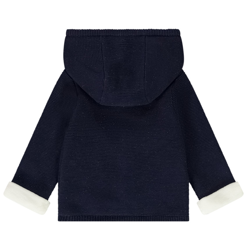 Gebreid vestje met kap en hartborduursel voor babymeisje 