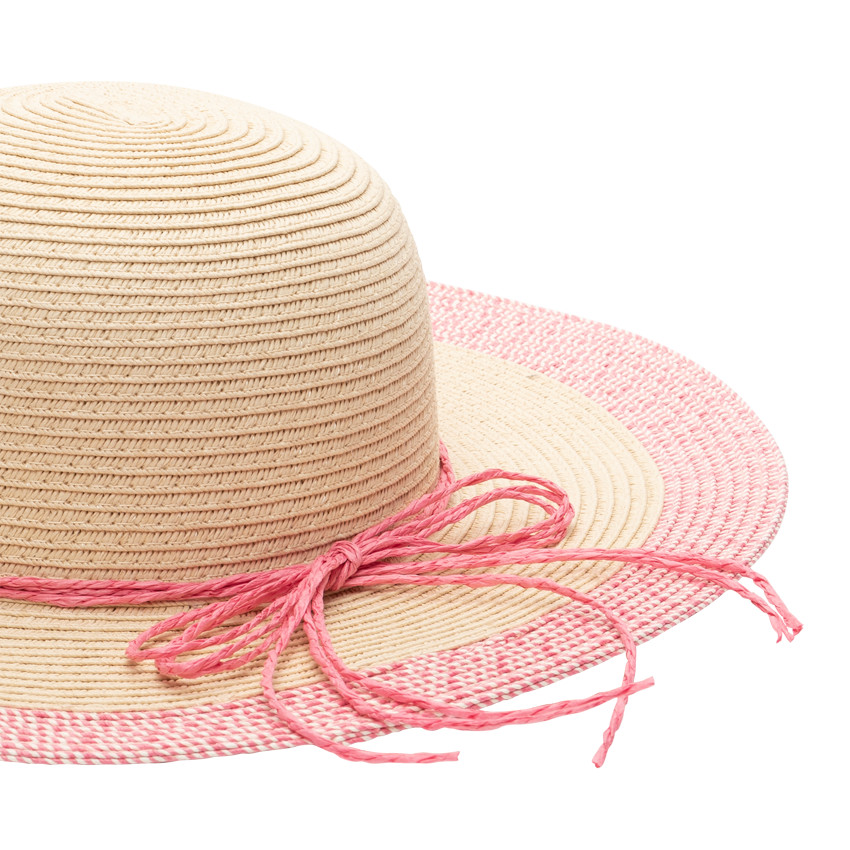 Hoedje in gevlochten namaakstro met roze touwtjes 