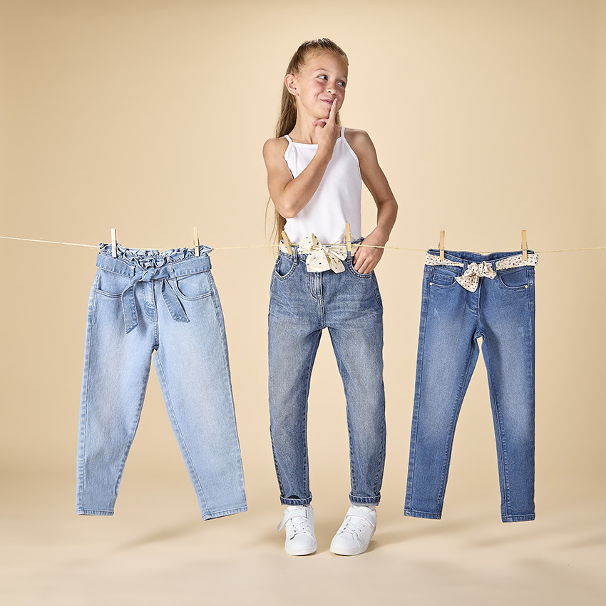Jeans in denim mom fit met fantasie halsdoek voor meisjes 