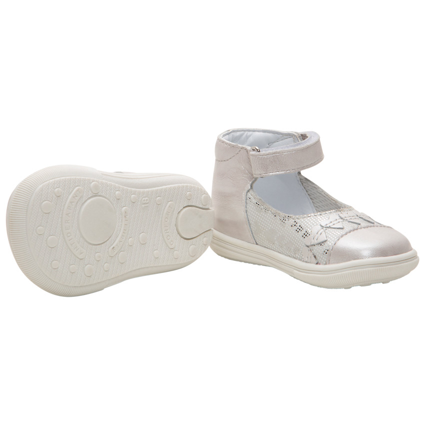 Babies en cuir irisé et coeurs reliéfés 