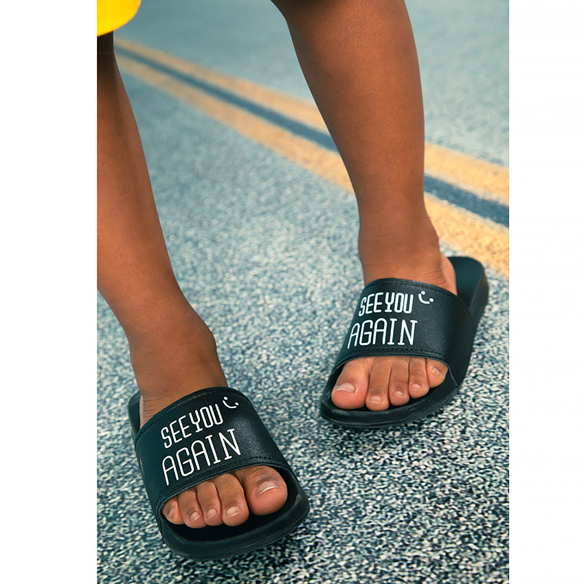 Mules à bride noire et texte printé pour garçon 