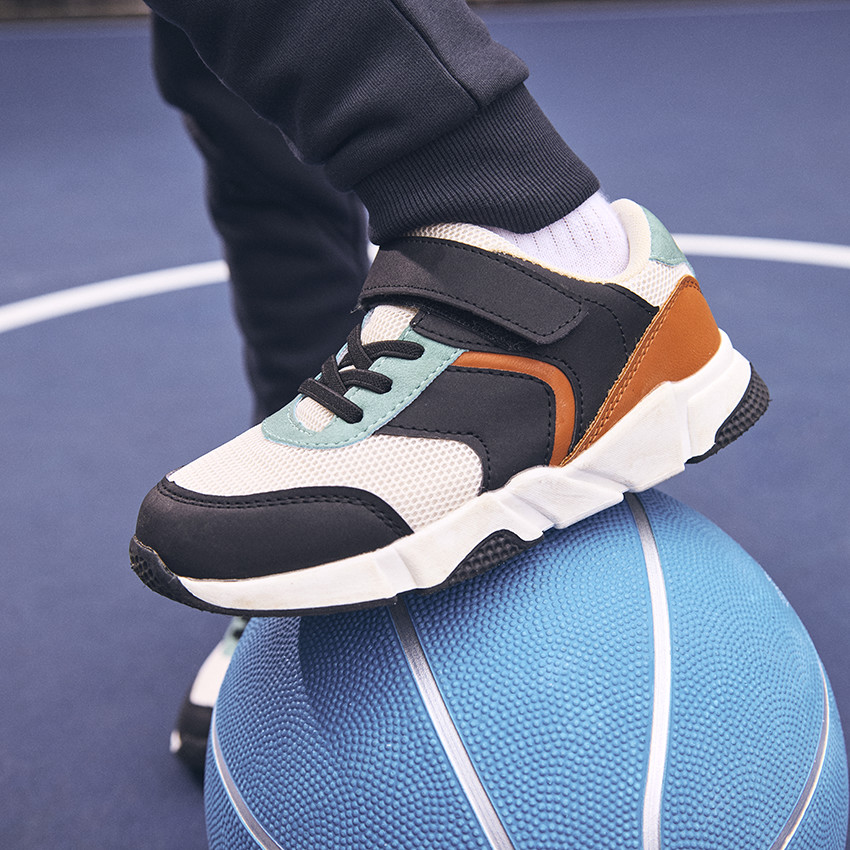 Lage sneakers met mesh inzetstukken voor jongens 