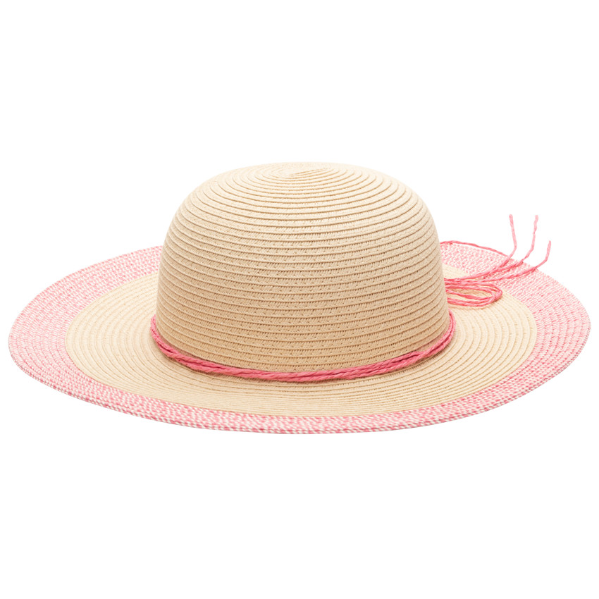 Hoedje in gevlochten namaakstro met roze touwtjes 