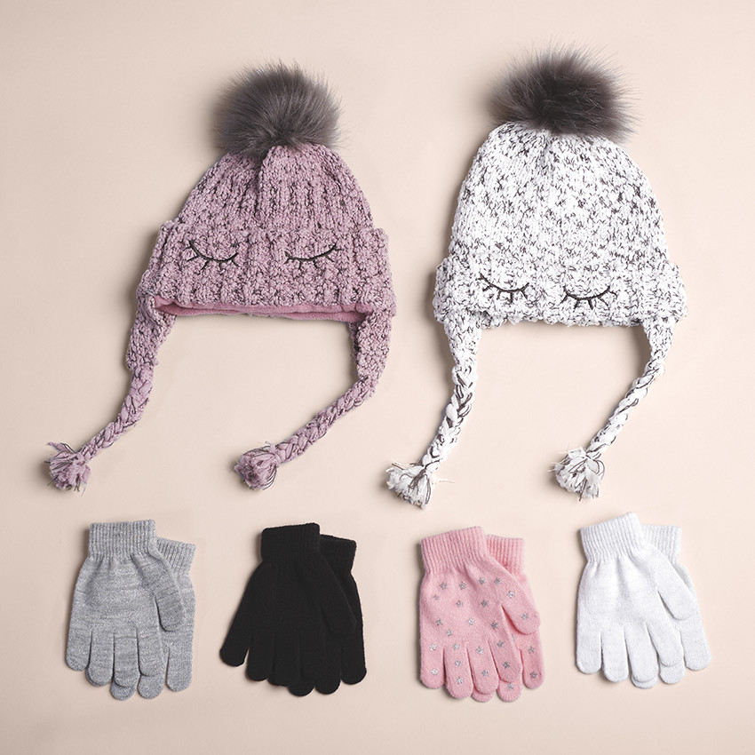 Gebreide muts met geborduurde details en pompon 